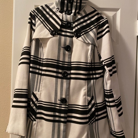 Black and White 6 button jacket/coat with side pockets - Picture 6 of 8